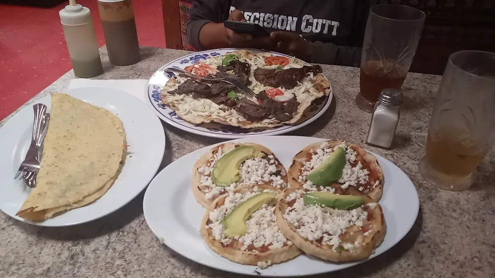 Quesadilla De Flor De Calabaza Tlayuda Y Picaditas